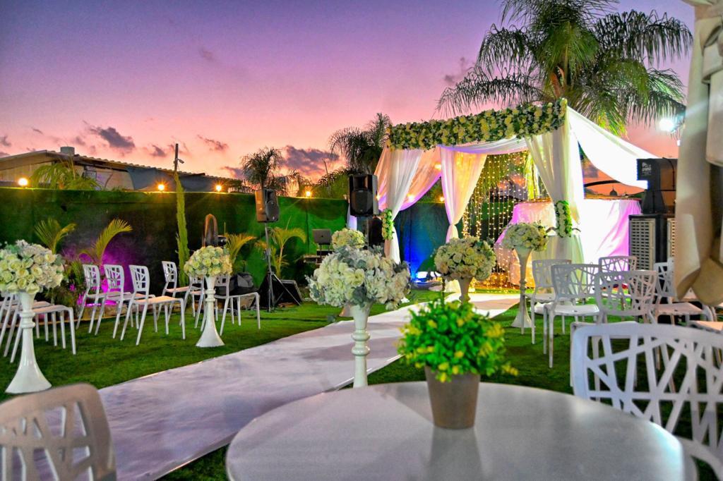 בחצר של אפריים מרכז  4  לופט 4 יו