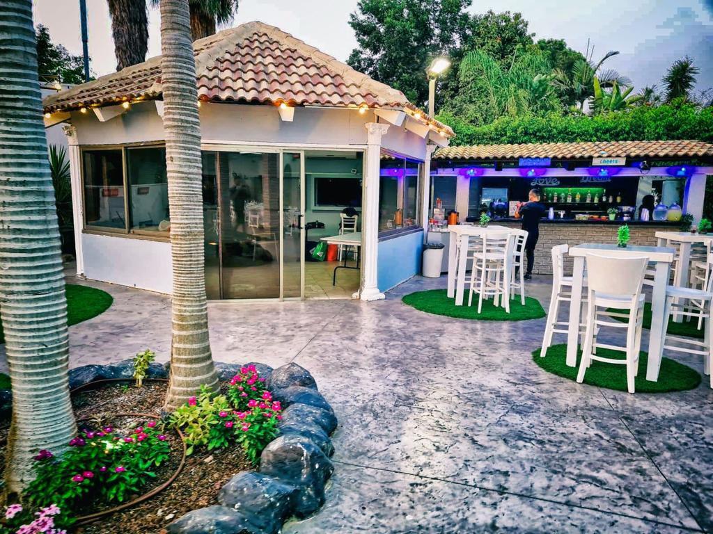 בחצר של אפריים מרכז  12  לופט 4 יו