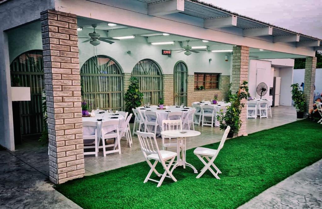 בחצר של אפריים מרכז  7  לופט 4 יו