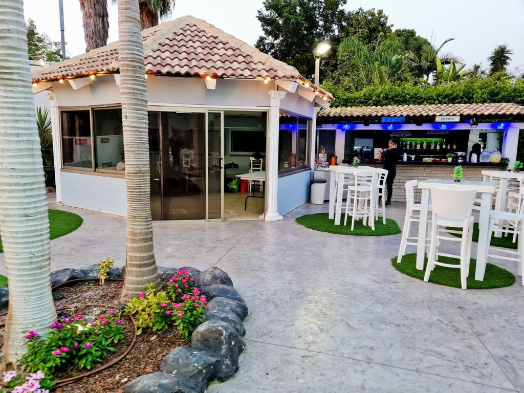 בחצר של אפריים מרכז  17  לופט 4 יו