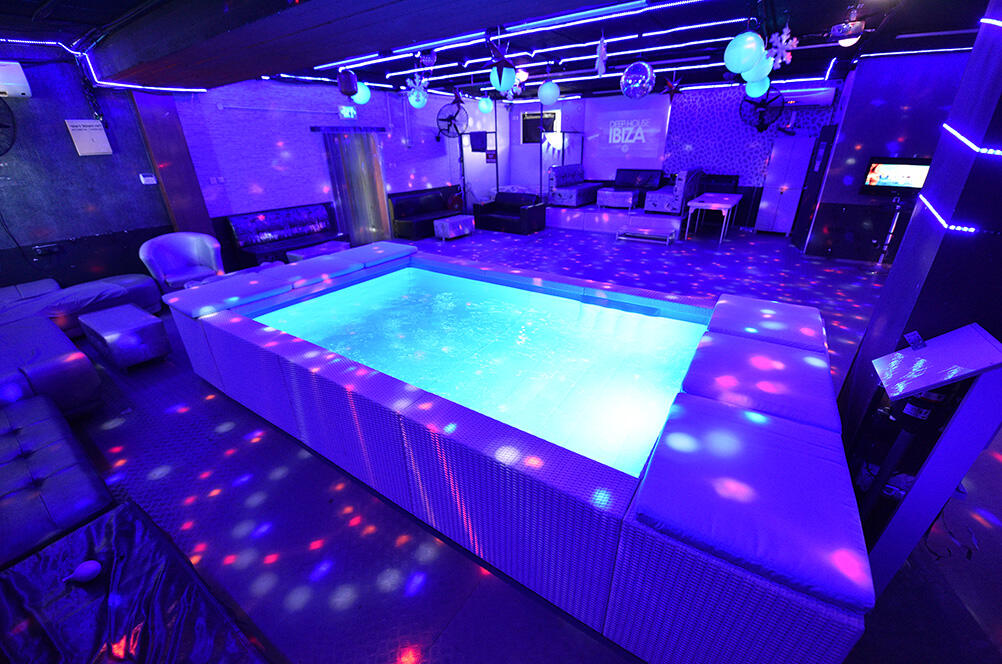 Blue ocean - בלו אושן מרכז בלו אושן לופט למסיבות בראשון לציון מתחם פנימי עם בריכת שחייה לופט 4 יו